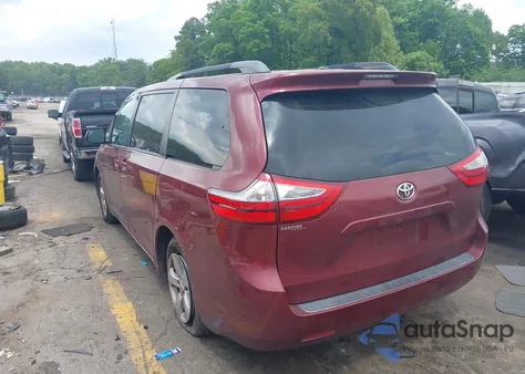 2017 Toyota Sienna Le 8 Passenger z USA, uszkodzony, nr VIN 5TDKZ3DC6HS822945